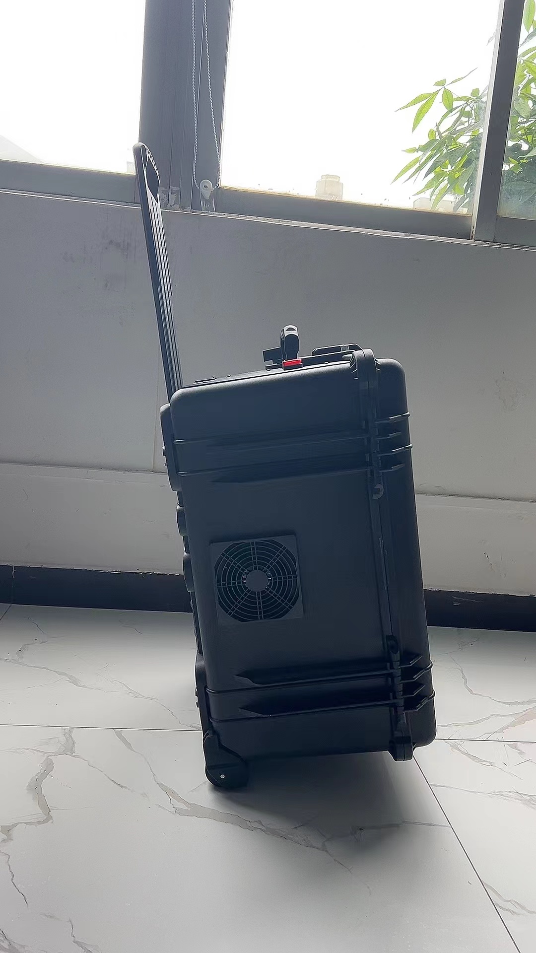 卢氏手拉箱型移动通信干扰器